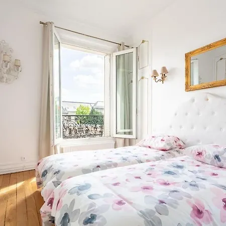 Le Marais, Fantastic View On Archives Nationales Paris